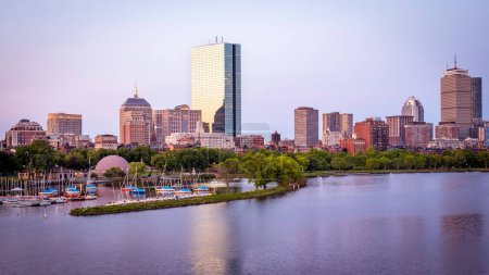 Téléchargez les photos : Vue de l'architecture de Boston dans le Massachusetts, États-Unis à Backbay au lever du soleil. - en image libre de droit