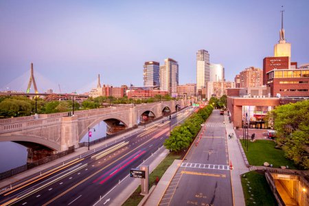 Téléchargez les photos : Vue de l'horizon de Boston dans le Massachusetts, États-Unis au coucher du soleil dans le quartier de Backbay. - en image libre de droit