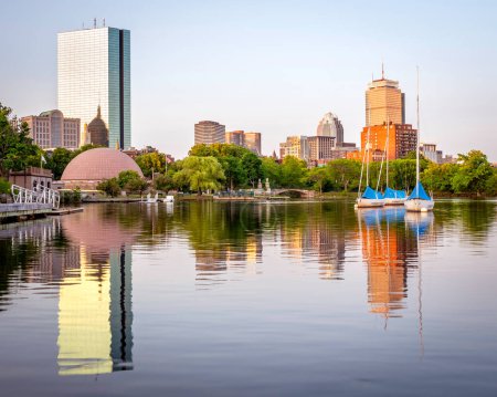 Téléchargez les photos : L'horizon de Backbay à Boston, Massachusetts, États-Unis au lever du soleil. - en image libre de droit