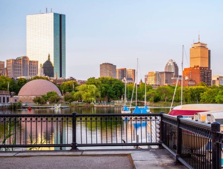 Téléchargez les photos : L'architecture de Boston dans le Massachusetts, États-Unis au lever du soleil mettant en valeur le quartier Backbay. - en image libre de droit