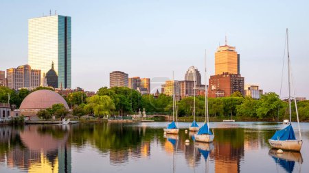 Téléchargez les photos : L'architecture de Boston dans le Massachusetts, États-Unis au lever du soleil mettant en valeur le quartier Backbay. - en image libre de droit