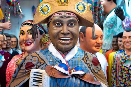 Foto de Piezas de decoración de carnaval brasileño hechas en Olinda, Pernambuco, Brasil y utilizadas para adornar las calles de la ciudad durante esta fiesta local. - Imagen libre de derechos