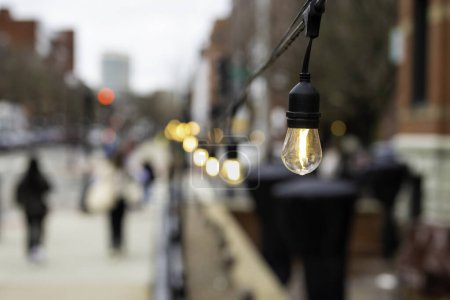 Glühbirnen in den Straßen von Boston im US-Bundesstaat Massachusetts. In der Newbury Street.
