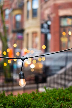 Une ampoule à l'ancienne dans les rues de Boston, Massachusetts, États-Unis. À Newbury Street.