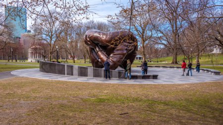 Téléchargez les photos : Aux Communes de Boston, la sculpture en bronze commémorant le mouvement des droits civiques Martin Luther King nommée The Embrace. - en image libre de droit