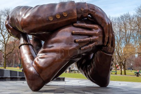 Téléchargez les photos : Aux Communes de Boston, la sculpture en bronze commémorant le mouvement des droits civiques Martin Luther King nommée The Embrace. - en image libre de droit