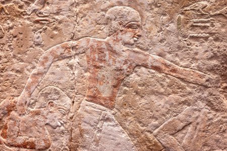 Sculptures égyptiennes antiques dans un mur.