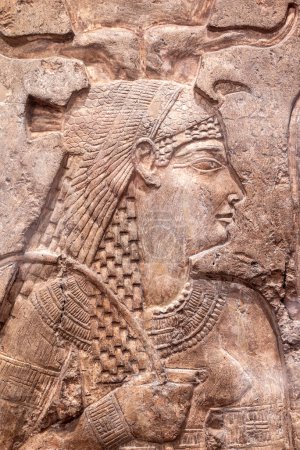 Tallados egipcios antiguos en una pared.
