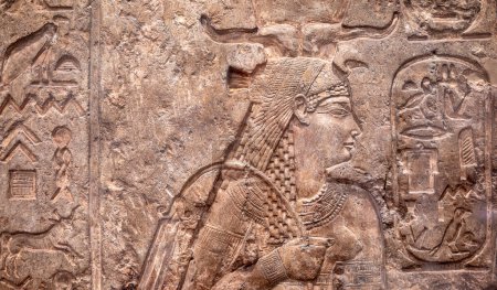 Alte ägyptische Schnitzereien in einer Wand.