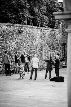 Foto de Pontevedra, España - 11 de agosto de 2022: Un grupo folclórico gallego ensaya en una de las plazas de la ciudad. - Imagen libre de derechos