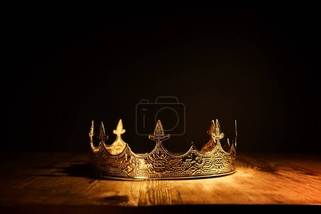 Bild der schönen Königin oder Königskrone über dem Holztisch. Jahrgang gefiltert. Mittelalterliche Fantasie