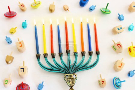 Foto de Imagen religiosa de las vacaciones judías fondo de Hanukkah con menorah (candelabros tradicionales), peonza y velas - Imagen libre de derechos