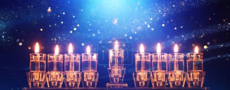 Téléchargez les photos : Image de vacances juives Hanoukka avec menorah (candélabre traditionnel) et bougies - en image libre de droit