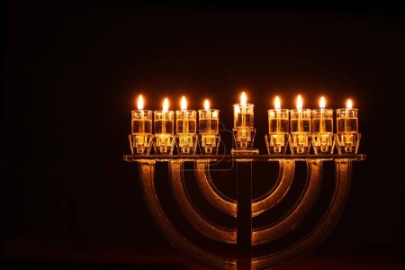 Foto de Imagen de fiesta judía Hanukkah con menorah (candelabros tradicionales) y velas - Imagen libre de derechos