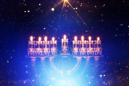 Foto de Imagen de fiesta judía Hanukkah con menorah (candelabros tradicionales) y velas - Imagen libre de derechos
