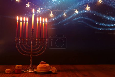Téléchargez les photos : Image de vacances juives Hanoukka fond avec menorah (candélabre traditionnel) et des bougies brûlantes - en image libre de droit