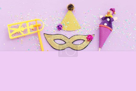Téléchargez les photos : Concept de célébration Pourim (fête de carnaval juif) sur fond de bois violet - en image libre de droit