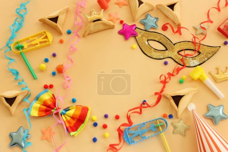 Téléchargez les photos : Concept de célébration Pourim (fête du carnaval juif) sur fond jaune. Vue de dessus, plan plat - en image libre de droit