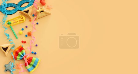 Téléchargez les photos : Concept de célébration Pourim (fête du carnaval juif) sur fond jaune. Vue de dessus, plan plat - en image libre de droit