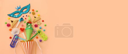 Téléchargez les photos : Purim celebration concept (jewish carnival holiday) over pastel background. Top view, flat lay - en image libre de droit