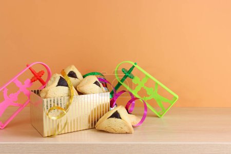 Téléchargez les photos : Concept de fête de Pourim (fête du carnaval juif). Hamantaschen biscuits sur table en bois - en image libre de droit