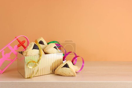 Téléchargez les photos : Concept de fête de Pourim (fête du carnaval juif). Hamantaschen biscuits sur table en bois - en image libre de droit