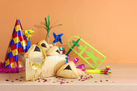 Concept de fête de Pourim (fête du carnaval juif). Hamantaschen biscuits sur table en bois