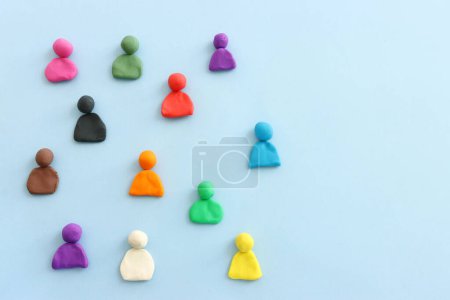 Téléchargez les photos : Groupe de figures colorées sur fond bleu - en image libre de droit