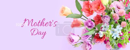 Téléchargez les photos : Concept de fête des mères avec des fleurs roses et violettes sur fond pastel - en image libre de droit