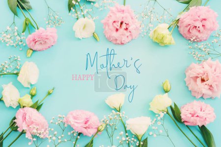 Téléchargez les photos : Concept de fête des mères avec des fleurs roses sur fond bleu pastel - en image libre de droit
