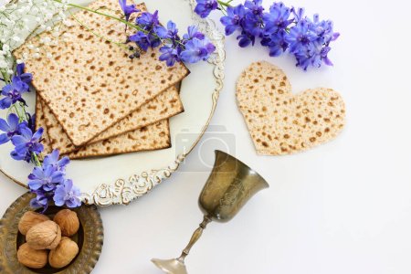 Téléchargez les photos : Pesah concept de célébration (fête juive de la Pâque) sur fond blanc isolé - en image libre de droit