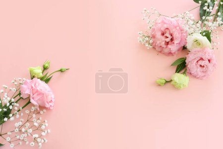 Téléchargez les photos : Image de vue du dessus de délicates fleurs de lisianthus rose sur fond pastel - en image libre de droit