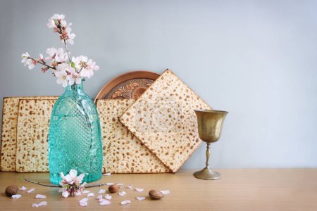 Téléchargez les photos : Pesah concept de célébration (fête juive de la Pâque) sur table en bois - en image libre de droit