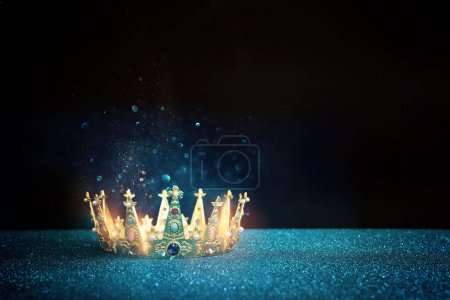 Low-Key-Bild der schönen Königin oder König Krone über Glitzertisch. Mittelalterliche Fantasie