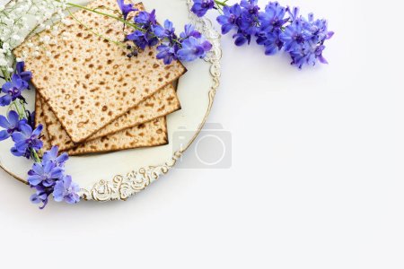 Téléchargez les photos : Pesah concept de célébration (fête juive de la Pâque) sur fond blanc isolé - en image libre de droit
