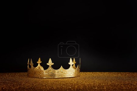 Téléchargez les photos : Image basse clé de belle reine ou couronne royale sur table à paillettes. fantaisie période médiévale - en image libre de droit