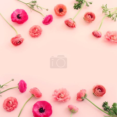 Téléchargez les photos : Top view image of pink flowers composition over pastel background - en image libre de droit