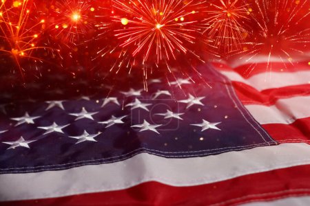 Foto de Bandera americana con fondo bokeh brillo y fuegos artificiales - Imagen libre de derechos