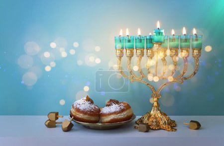 Foto de Imagen religiosa de las vacaciones judías fondo de Hanukkah con menorah (candelabros tradicionales) y velas - Imagen libre de derechos