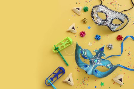 Téléchargez les photos : Concept de fête de Pourim (fête du carnaval juif). Hamantaschen cookies sur fond jaune - en image libre de droit