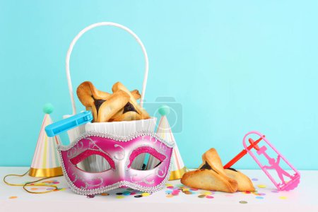 Téléchargez les photos : Concept de fête de Pourim (fête du carnaval juif). Hamantaschen cookies sur la table - en image libre de droit