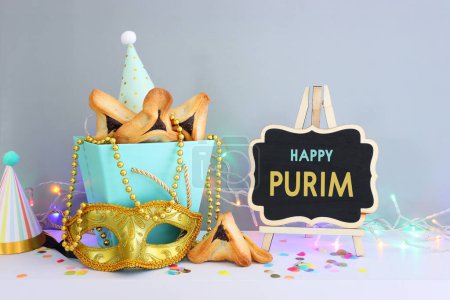 Téléchargez les photos : Concept de fête de Pourim (fête du carnaval juif). Hamantaschen cookies sur la table - en image libre de droit