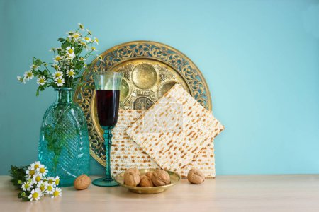 Concepto de celebración de Pesah (fiesta judía de Pascua). Traducción del texto tradicional de la placa pesaj: Pascua, espiga, corazón amargo, fecha dulce