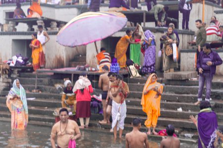 Téléchargez les photos : Sanatan hindou Les gens qui prennent le bain Holi sur la rive du Gange à Varanasi pendant Auspicious Kumbha Mela. Benaras Uttar Pradesh Inde Asie du Sud Pacifique 5 janvier 2024 - en image libre de droit