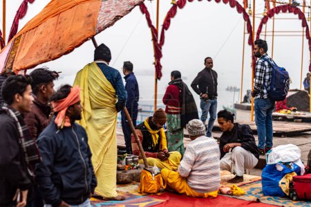 Téléchargez les photos : Dévots hindous effectuant des rituels religieux pendant kumbha mela à Varanasi Ghat, Benaras UP Inde Asie du Sud 5 janvier 2024 - en image libre de droit