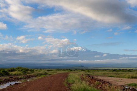 Foto de Carretera de grava con vista al monte Kilimanjaro, Parque Nacional Amboseli, Kenia. - Imagen libre de derechos