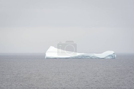 Téléchargez les photos : Iceberg flottant dans l'océan, phare du cap Bonavista, péninsule de Bonavista, Terre-Neuve-et-Labrador, Canada - en image libre de droit