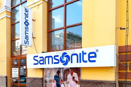 Téléchargez les photos : Samsonite boutique sign. Samsonite brand store on Podil in Kyiv. Ukraine. Kyiv. 06.06.2020 - en image libre de droit