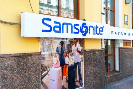 Téléchargez les photos : Sign for Samsonite boutique. Samsonite brand store on Podil in Kyiv. Ukraine. Kyiv. 06.06.2020 - en image libre de droit
