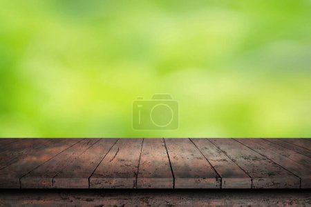 Foto de Una superficie de madera. Tableros pintados. Una vieja mesa oscura. Mesa de madera sobre fondo desenfocado desenfocado verde natural - Imagen libre de derechos
